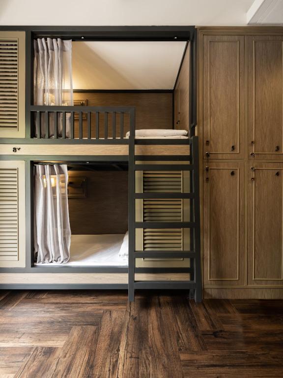 Warm Window Silom - Single Bed In 10-Bed Dormitory Room