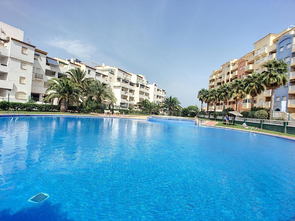 una gran piscina azul frente a los edificios en Marinesco 2 - Tomas Maestre - 3206, en La Manga del Mar Menor