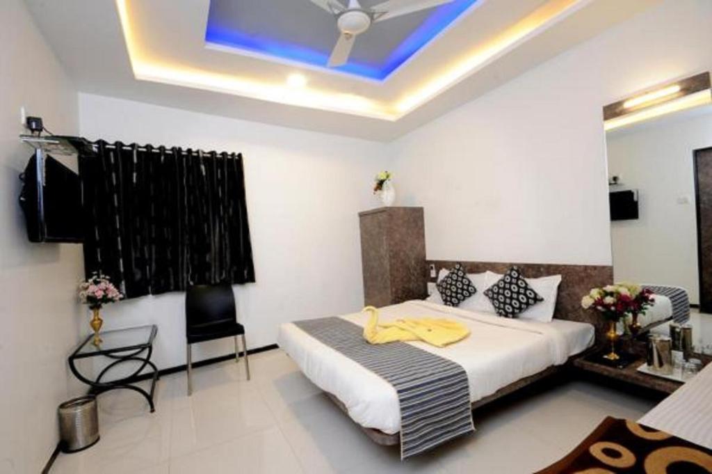 A bed or beds in a room at Hotel Vyankatesh & Pure Veg Restaurant