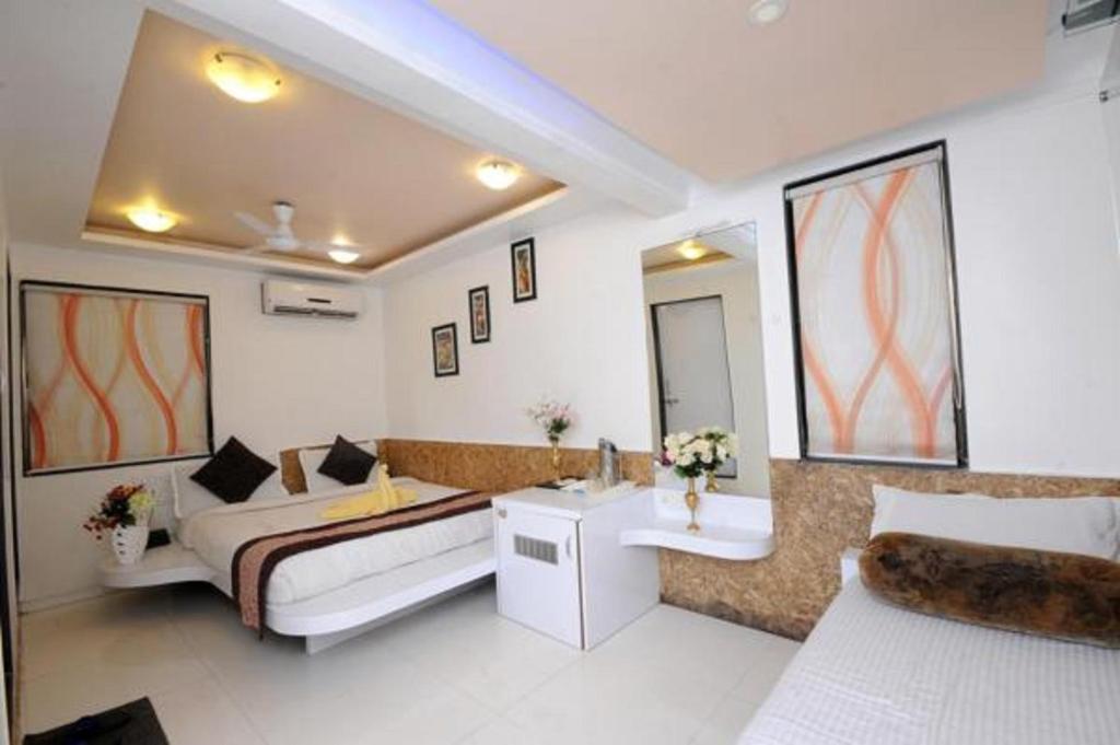 A bed or beds in a room at Hotel Vyankatesh & Pure Veg Restaurant