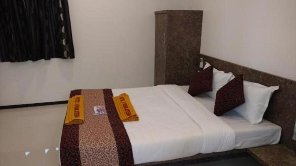 A bed or beds in a room at Hotel Vyankatesh & Pure Veg Restaurant