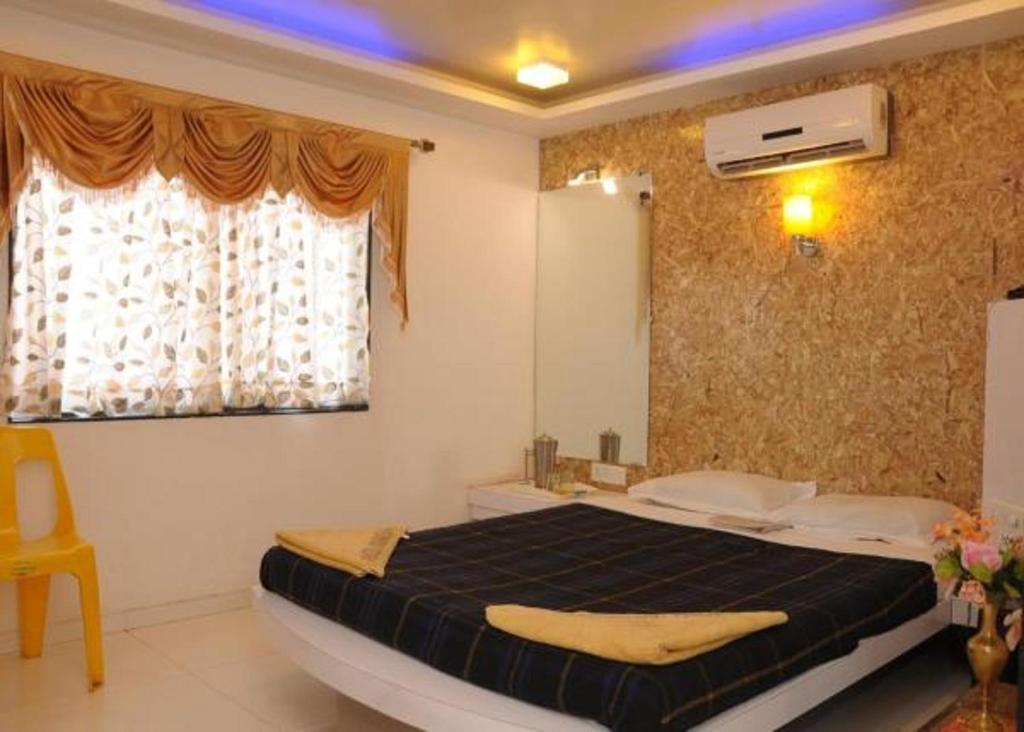 A bed or beds in a room at Hotel Vyankatesh & Pure Veg Restaurant
