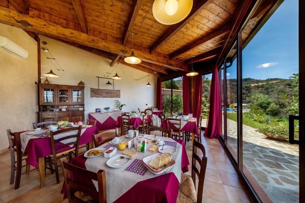 restauracja ze stołami i krzesłami z widokiem w obiekcie Casa Vacanza Villa Aurora w mieście Laureana Cilento