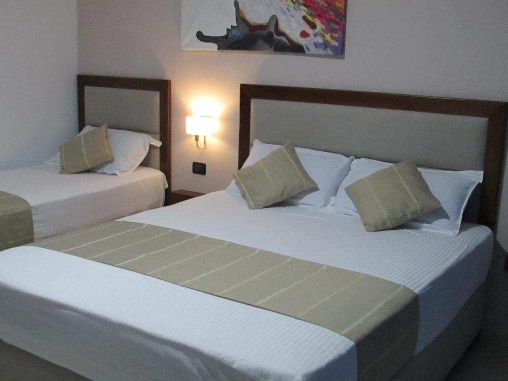 two beds in a hotel room with two beds at Hotel ANTAG in Shëngjin