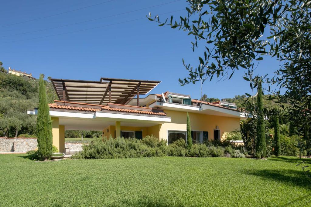 Ogród w obiekcie Villa Lunense by VacaVilla