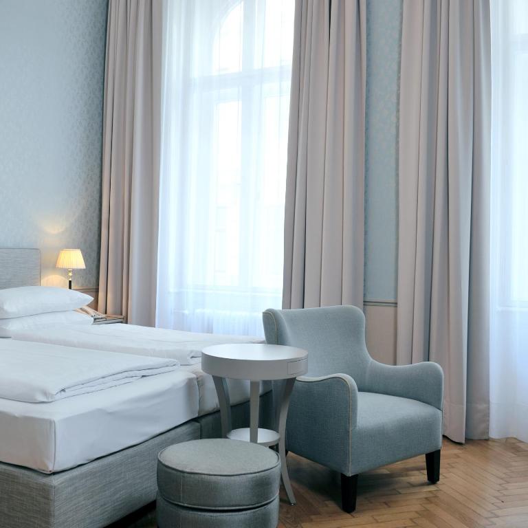 Postel nebo postele na pokoji v ubytování Hotel Kärntnerhof