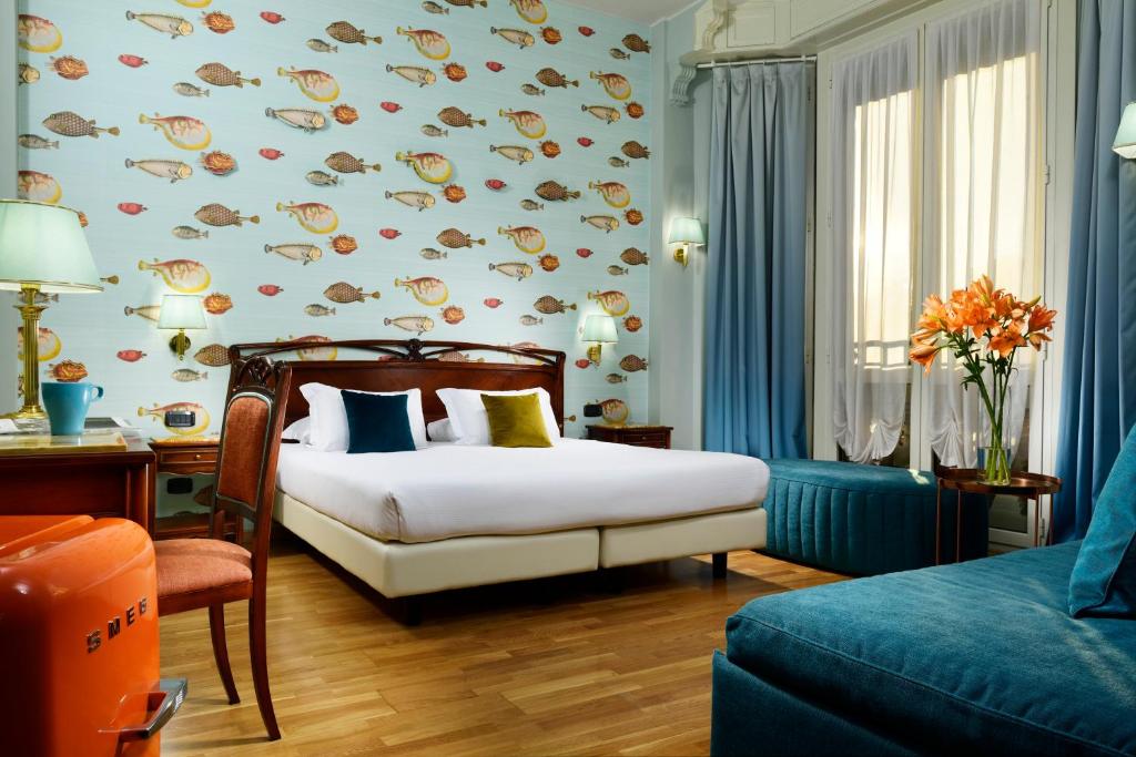 ein Schlafzimmer mit einem Bett und einem Schreibtisch in einem Zimmer in der Unterkunft Hotel Continental Genova in Genua