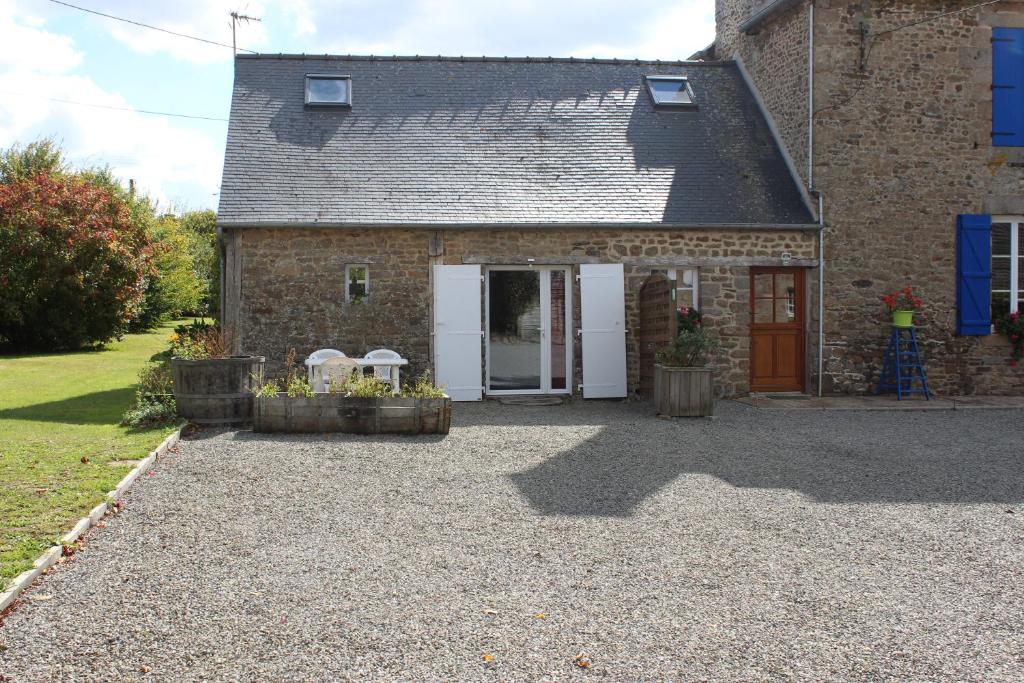 une maison en briques avec une allée en face de celle-ci dans l'établissement Chez Marie et christian, à La Boussac