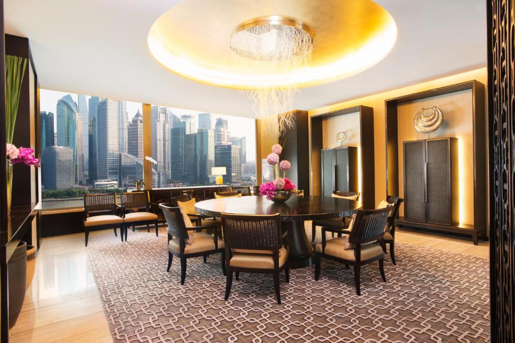 上海外滩悦榕庄 - 顶楼露台Tales餐厅酒吧纵览浦江美景的休息区