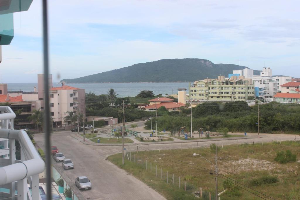 vista su una strada in una città con edifici di Estrela do Mar a Florianópolis