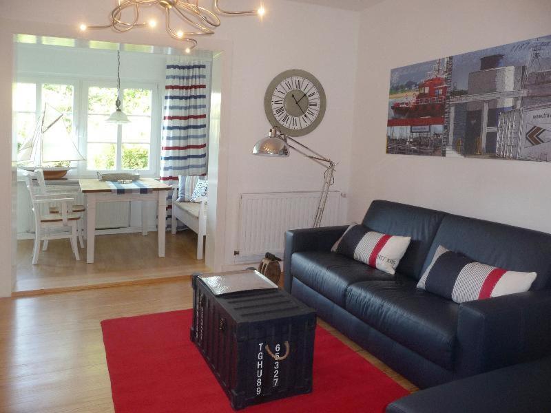 a living room with a blue couch and a table at Ferienwohnung Alte Liebe 1 in Travemünde