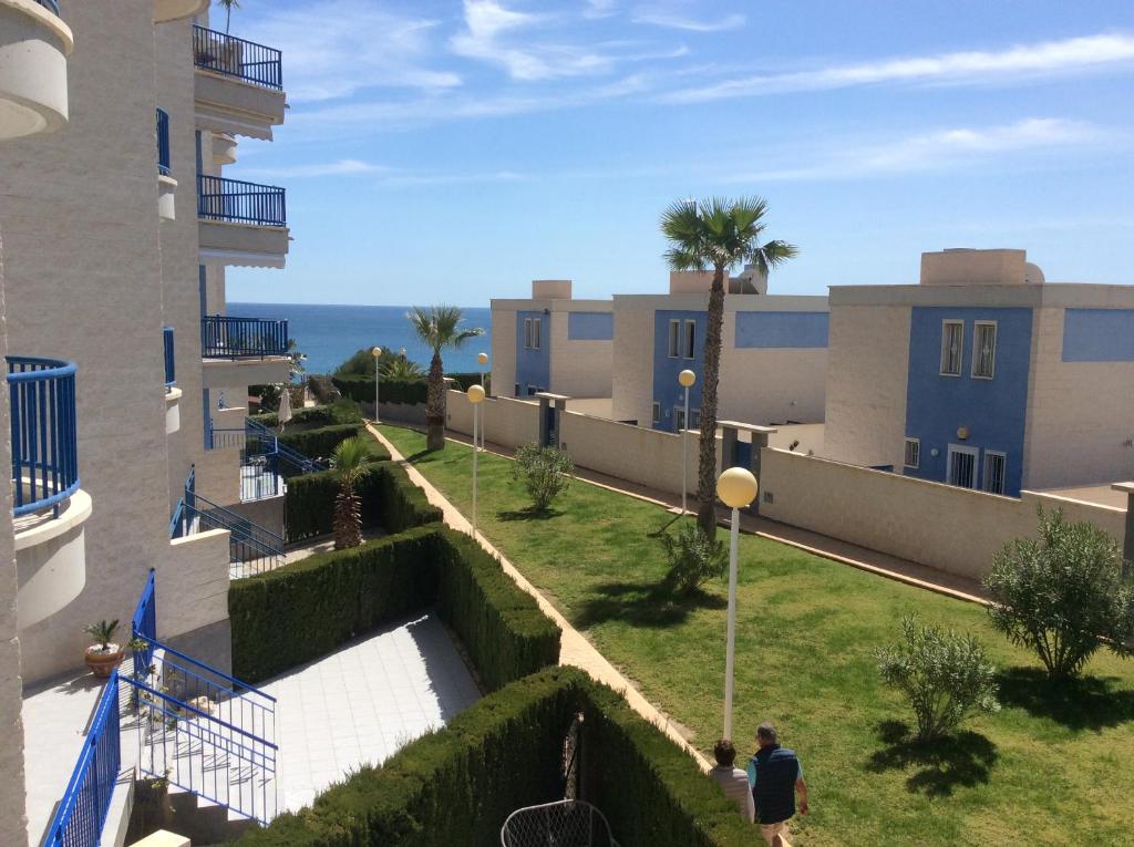 プレヤス・デ・オリフエラにあるLuxe 1ste lijns appartement aan zeeの建物のバルコニーからの眺め