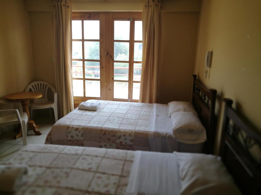 Postel nebo postele na pokoji v ubytování Las Cumbres INN
