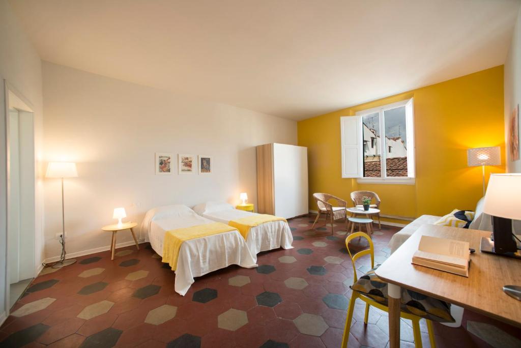 A bed or beds in a room at Florence Oasis
