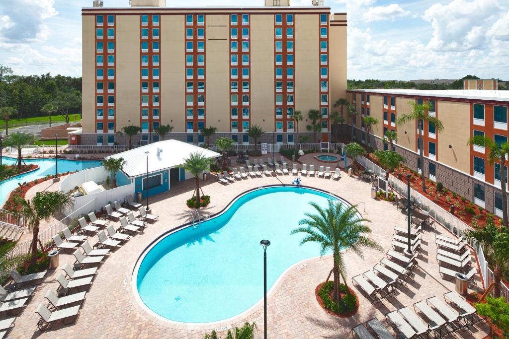 an overhead view of a pool with chairs and a hotel at Red Lion Hotel Orlando Lake Buena Vista South- Near Disney in Kissimmee