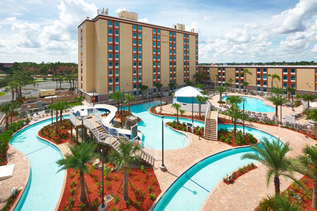 - une vue aérienne sur un complexe avec 2 piscines dans l'établissement Red Lion Hotel Orlando Lake Buena Vista South- Near Disney, à Kissimmee