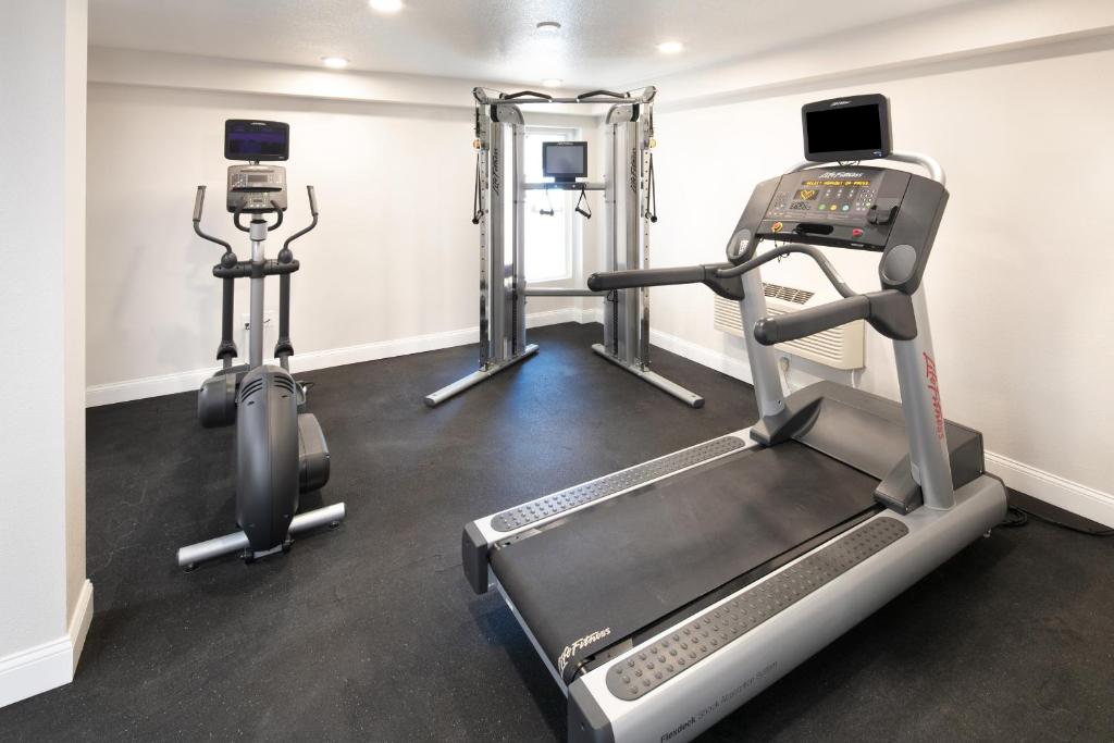 a gym with two treadmills and a treadmill at Red Lion Hotel Orlando Lake Buena Vista South- Near Disney in Kissimmee
