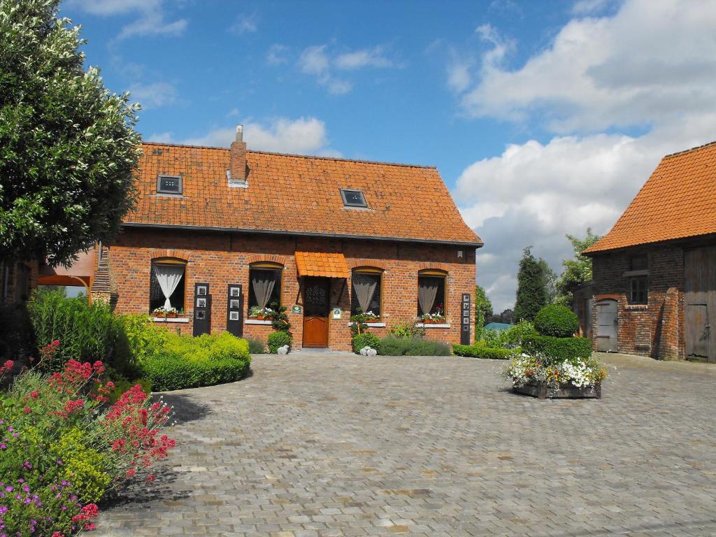 un vecchio edificio in mattoni con cortile di fronte di Holiday Home La Ferme de Gabrielle by Interhome a Le Bizet