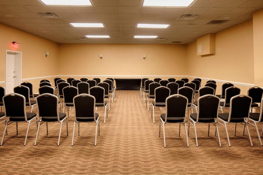 a room with rows of chairs in a classroom at Red Lion Hotel Orlando Lake Buena Vista South- Near Disney in Kissimmee