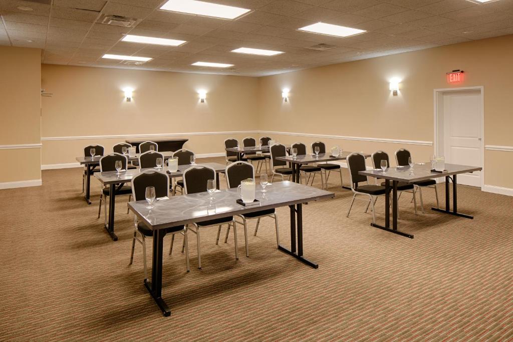 a conference room with tables and chairs in it at Red Lion Hotel Orlando Lake Buena Vista South- Near Disney in Kissimmee