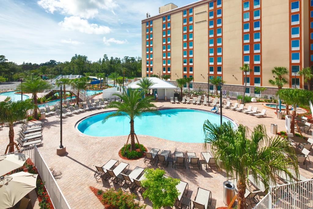 an overhead view of a pool at a hotel at Red Lion Hotel Orlando Lake Buena Vista South- Near Disney in Kissimmee