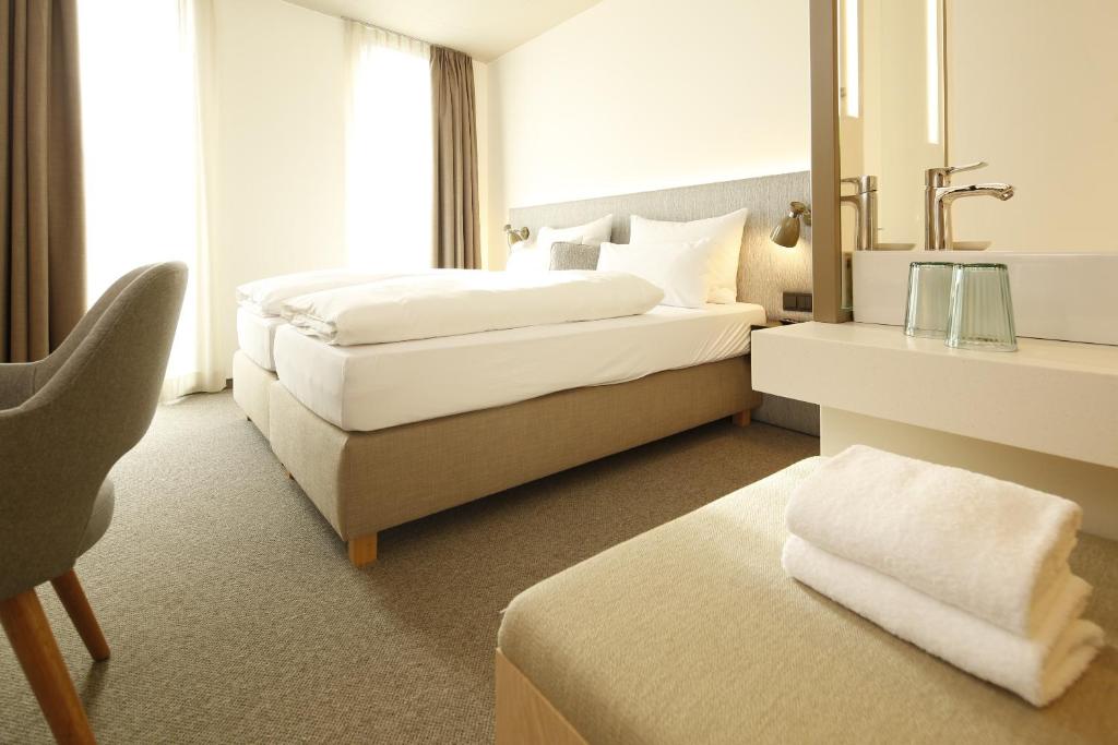 Postel nebo postele na pokoji v ubytování Das ACKER Hotel