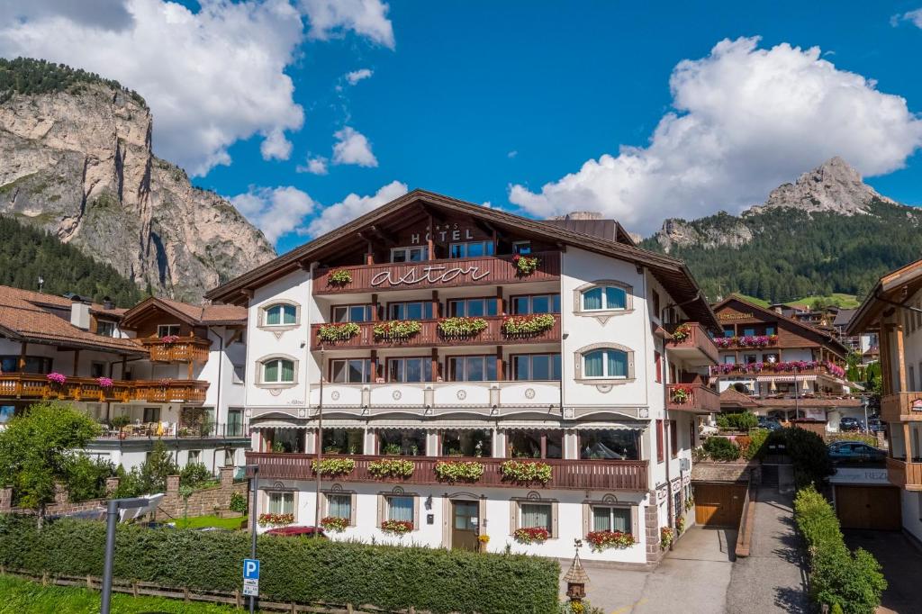 Nespecifikovaný výhled na hory nebo výhled na hory při pohledu z hotelu