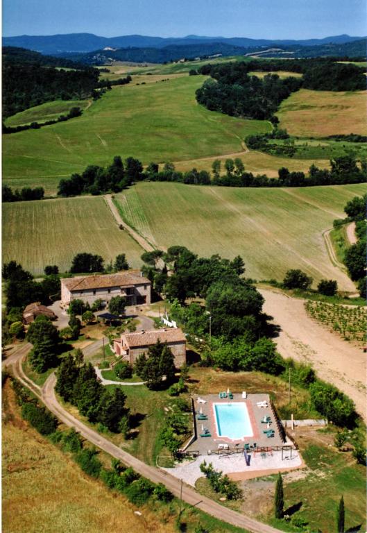 Bazén v ubytování Agriturismo La Ripolina nebo v jeho okolí