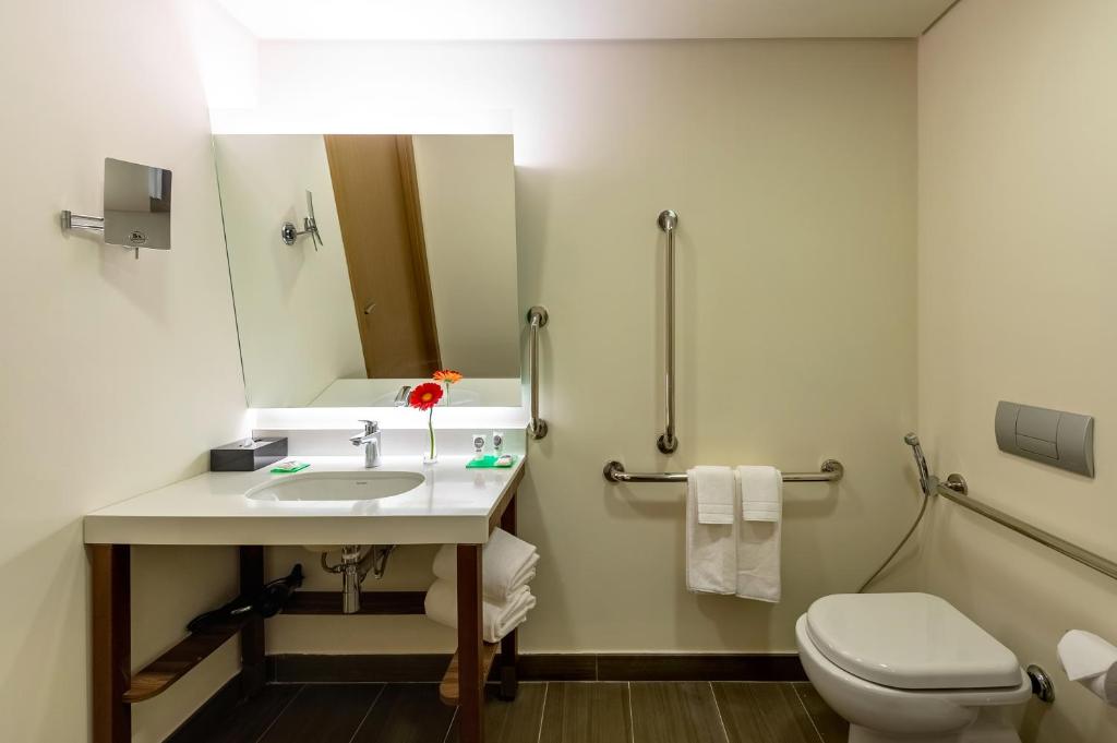 Hyatt Place Macae - Twin Room With Roll-in Shower - Disability Access