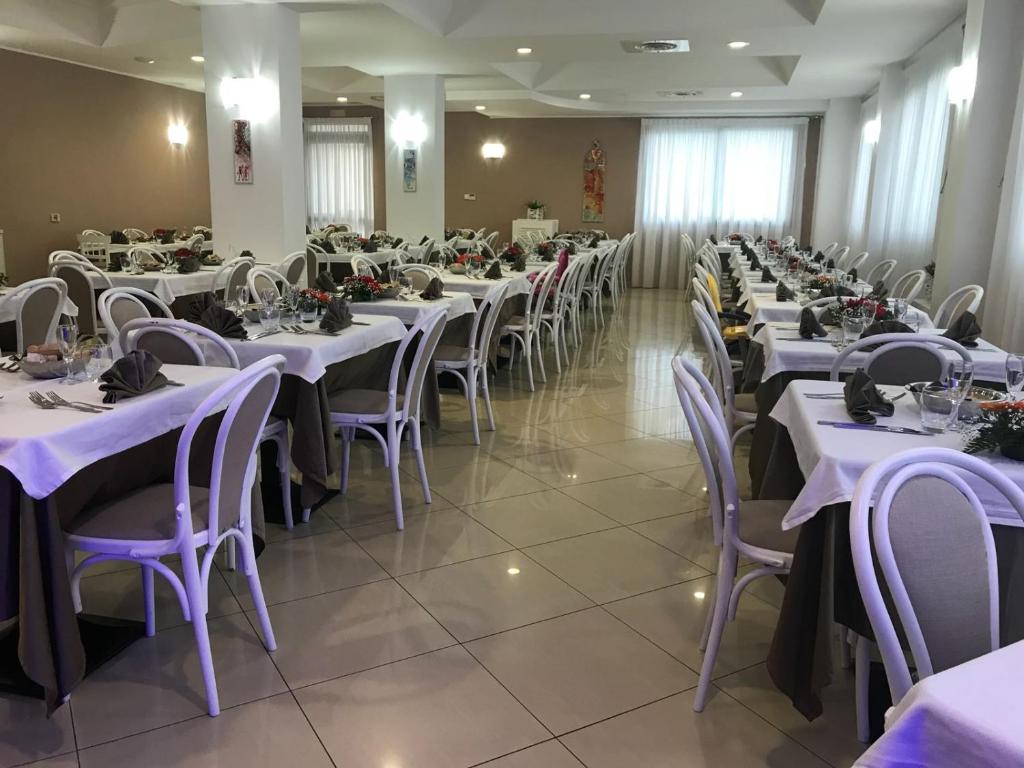 a row of tables and chairs in a banquet hall at Bikini Hotel in Vieste