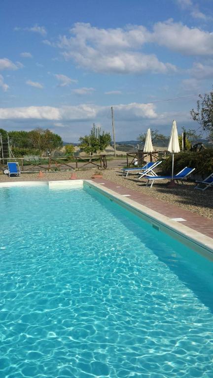 Bazén v ubytování Agriturismo La Ripolina nebo v jeho okolí