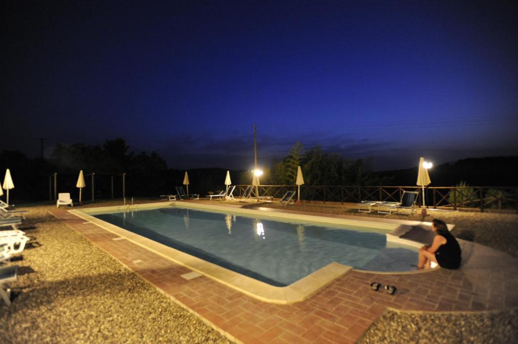 Bazén v ubytování Agriturismo La Ripolina nebo v jeho okolí