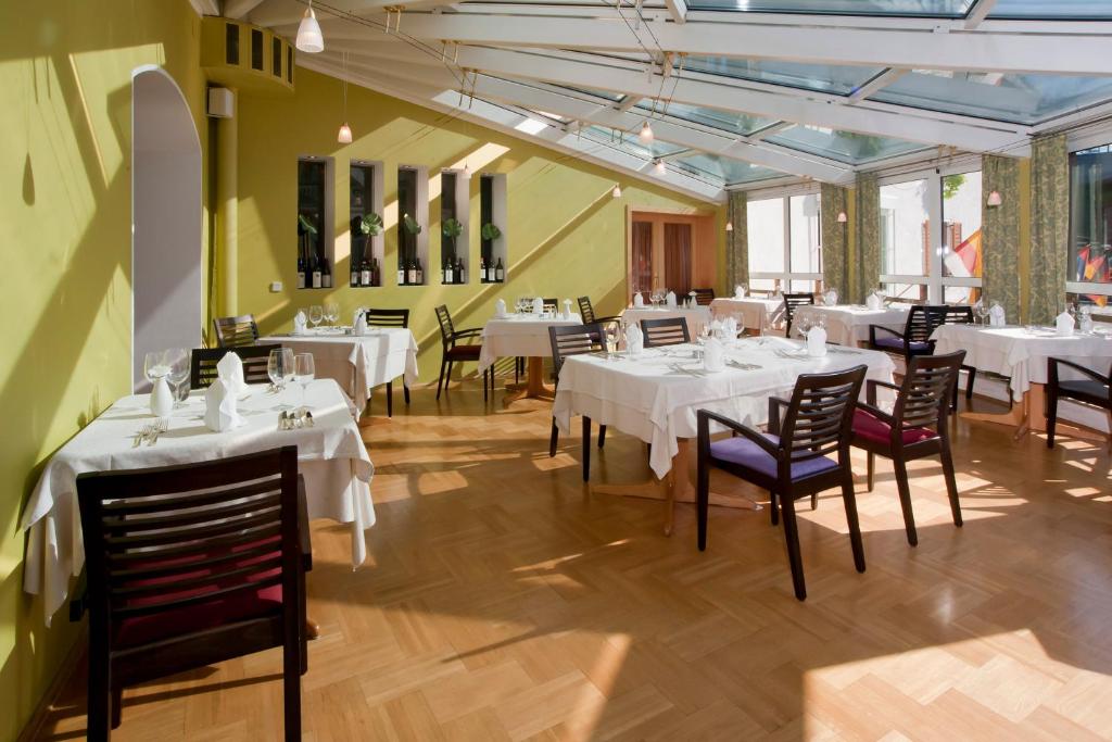 A restaurant or other place to eat at Seehotel Engstler