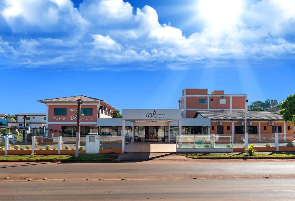 una calle vacía delante de un edificio en Hotel D'Nápoles, en Ijuí