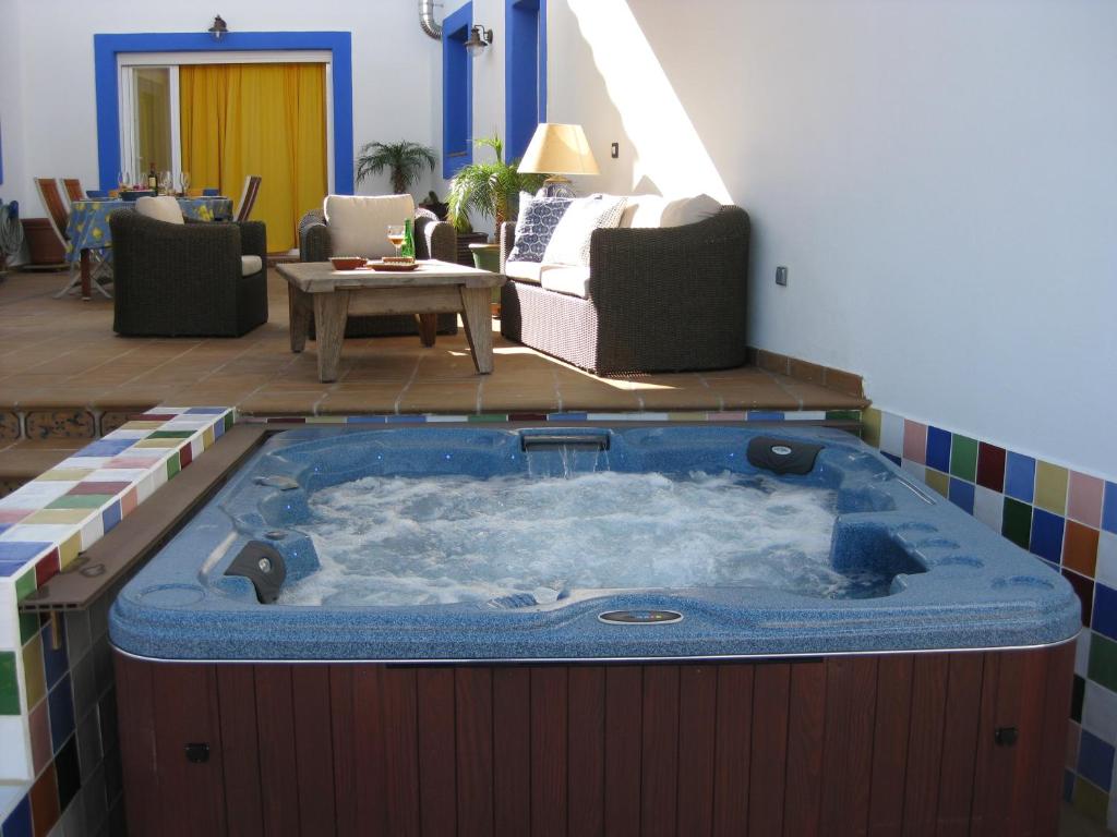 uma grande banheira de hidromassagem numa sala de estar em Casa Agua Marina em San José