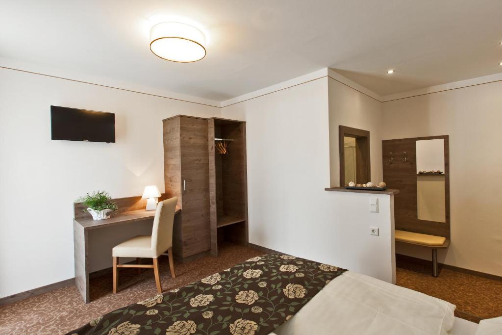 Una cama o camas en una habitación de Hotel Altmünsterhof