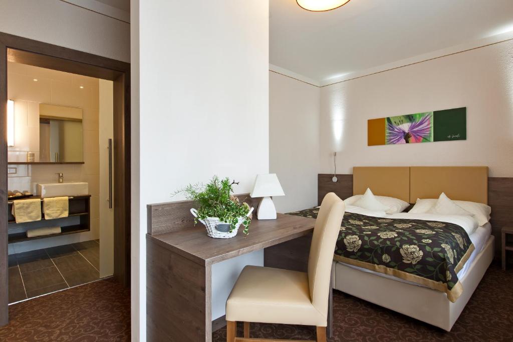 Una cama o camas en una habitación de Hotel Altmünsterhof