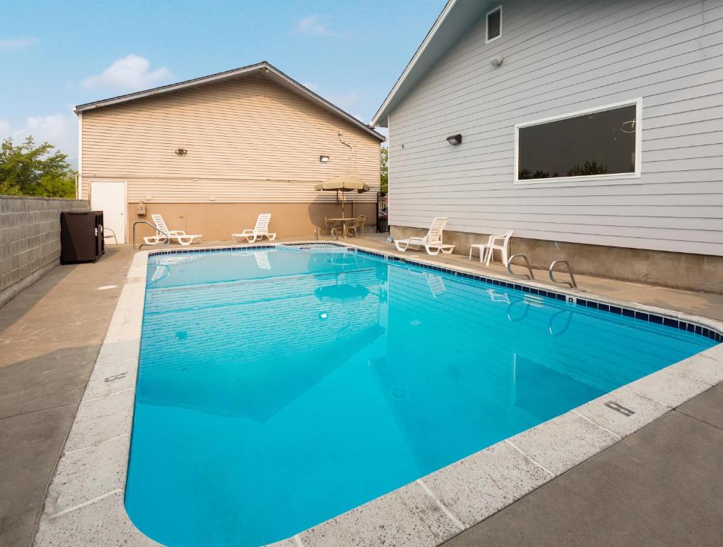 Bazén v ubytování Red Lion Inn & Suites Grants Pass nebo v jeho okolí