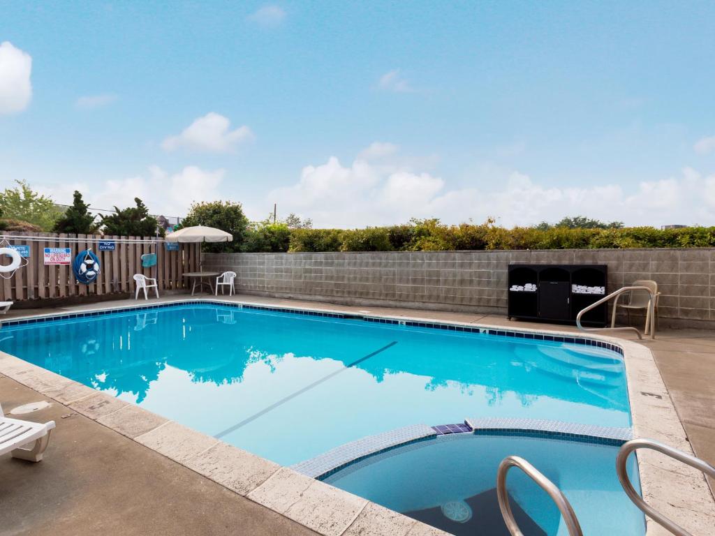 Bazén v ubytování Red Lion Inn & Suites Grants Pass nebo v jeho okolí