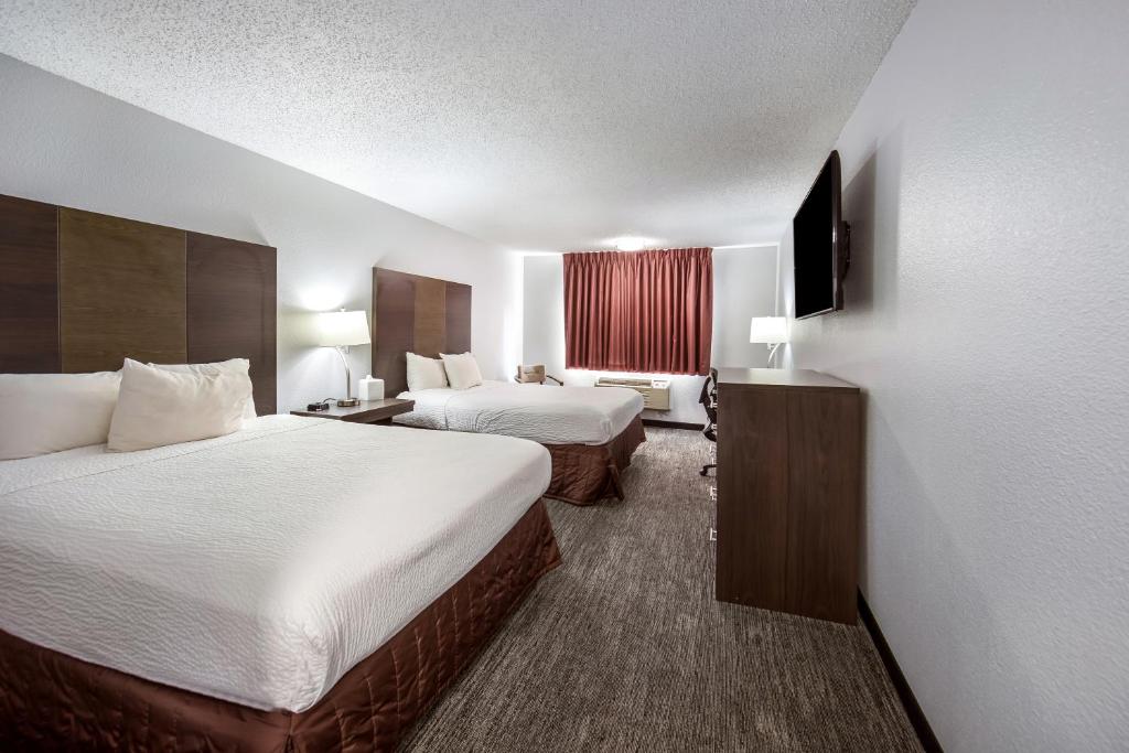 Postel nebo postele na pokoji v ubytování Red Lion Inn & Suites Grants Pass