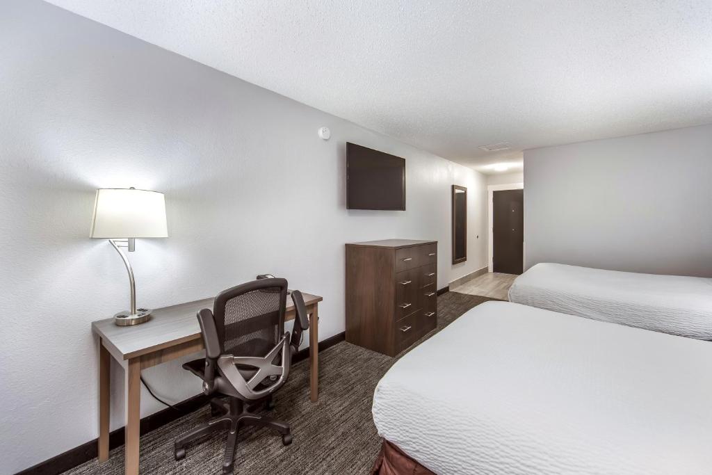 Postel nebo postele na pokoji v ubytování Red Lion Inn & Suites Grants Pass