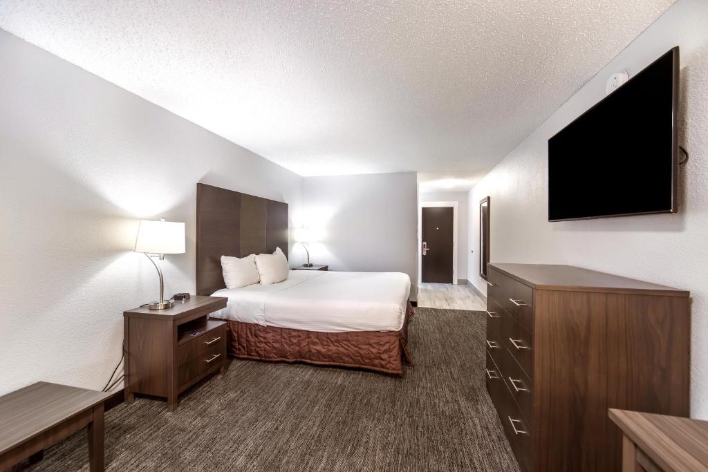 Postel nebo postele na pokoji v ubytování Red Lion Inn & Suites Grants Pass