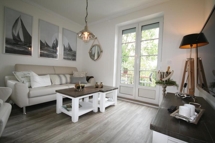 a living room with a couch and a table at Ferienwohnung Ankommen in Timmendorfer Strand