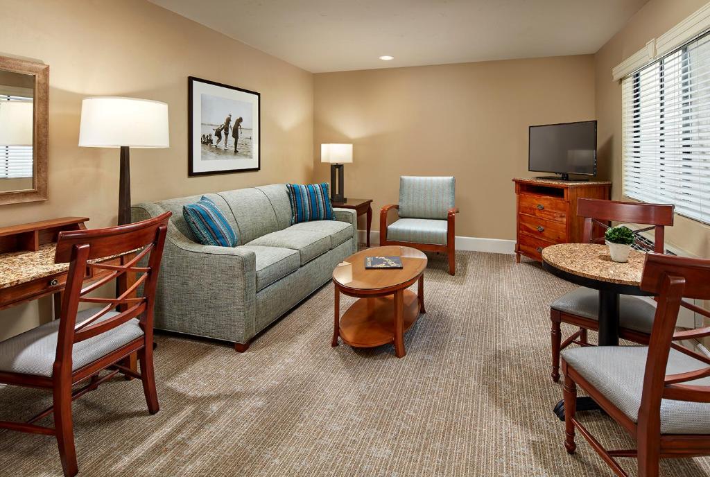 Glorietta Bay Inn - Junior Suite