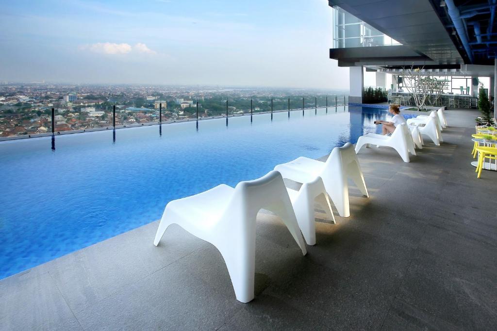 Bazén v ubytování The Zuri Hotel Palembang nebo v jeho okolí