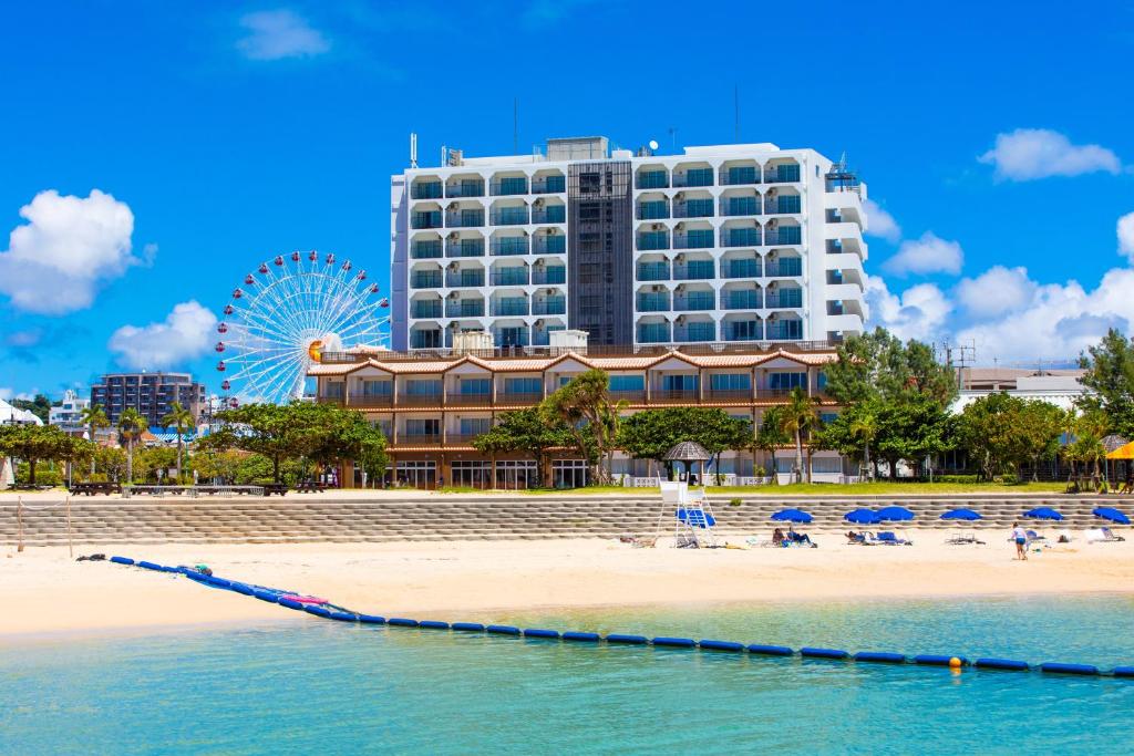 un hotel en la playa con acean gmaxwell en Condominium Hotel Monpa, en Chatan