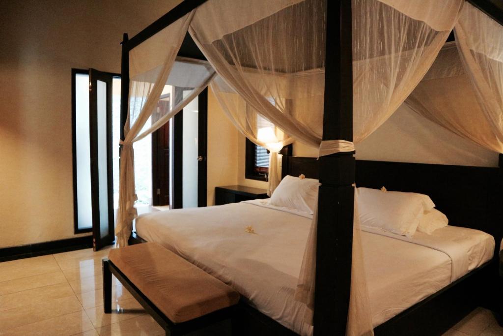 Postel nebo postele na pokoji v ubytování The Lagoon Bali Pool Hotel and Suites