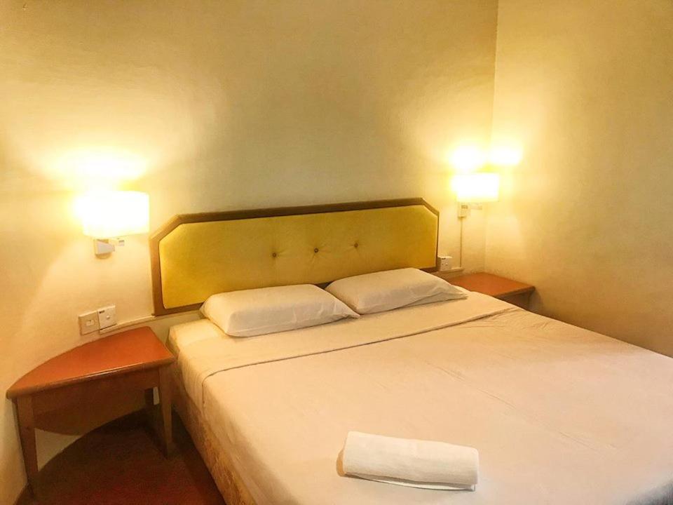 Tempat tidur dalam kamar di Hotel Sri Raub