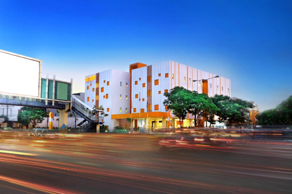 una ciudad con edificios y una calle con coches en Starlet Hotel Serpong en Serpong