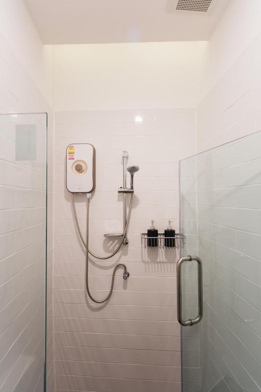 チェンライにあるSpinomad hostelのバスルーム(ガラスドア、シャワー付)